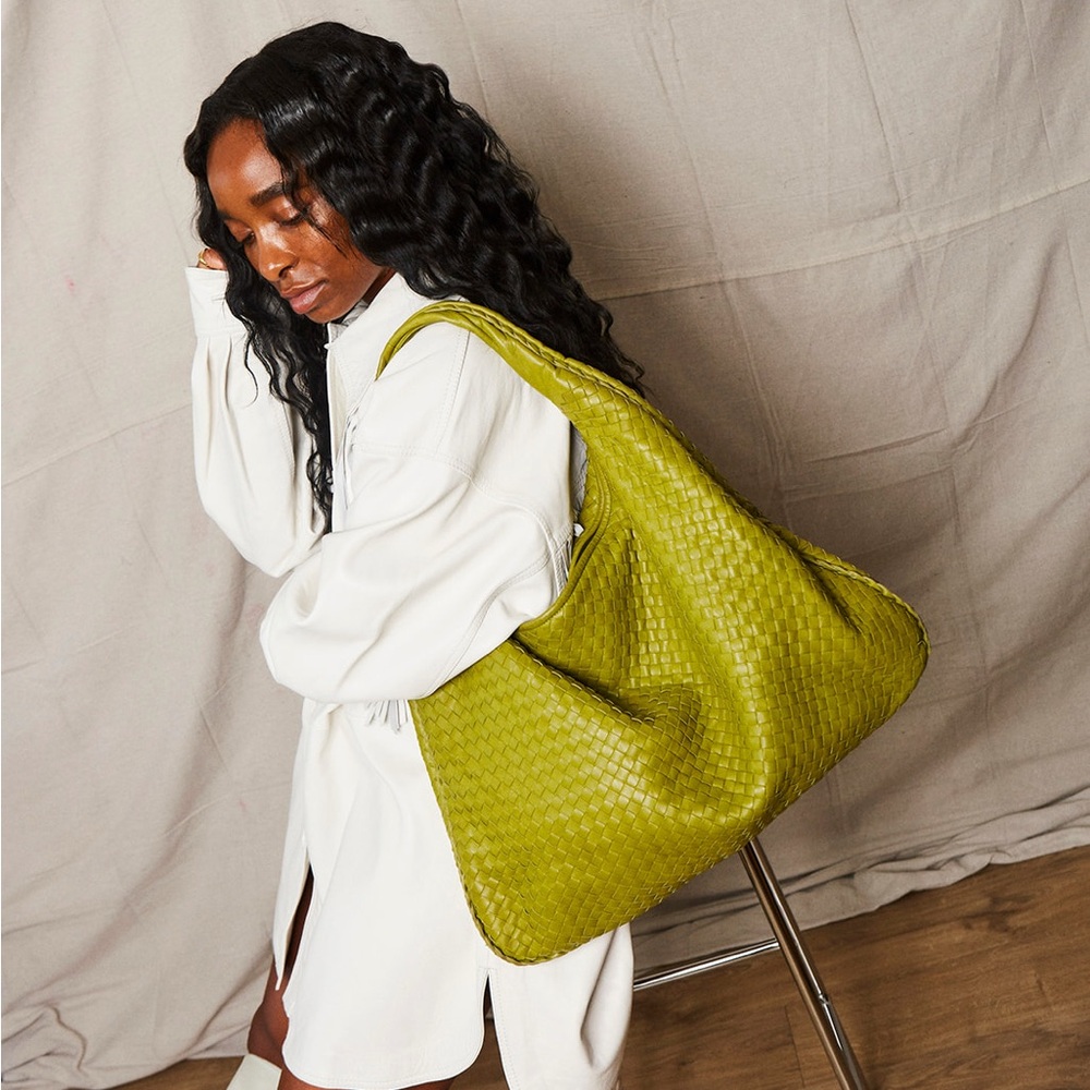 🥝 Authentic Bottega Veneta Intrecciato Hobo 🥝